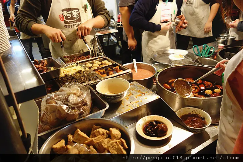 【彰化市】縣政府旁知名排隊爌肉飯名店，超人氣深夜美食，彰化必吃小吃之一【阿章爌肉飯筒仔米糕】