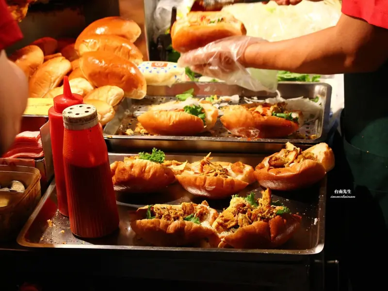 台南沙威瑪／近30年老店／台南首創第一家／當天採買食材不用隔夜貨／還沒營業就排隊／麵包烤過香酥脆／在地人從小吃到大－「速立邁沙威瑪」