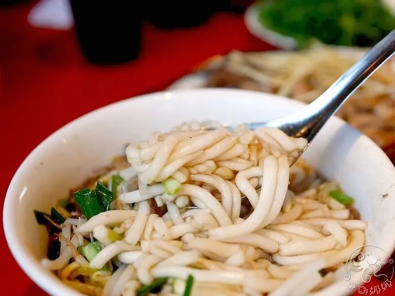 台東市美食小吃【榕樹下米苔目】文青+小清新風格麵店，將傳統與年輕結合在一起，不管時代如何轉變，依舊不變的是那濃濃的古早味！