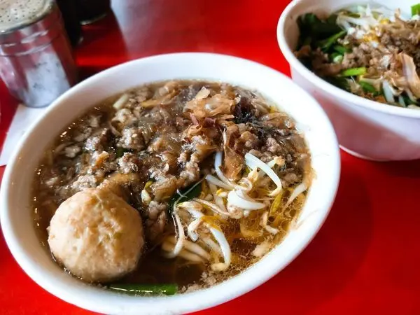 美食【台東。榕樹下】必吃米苔目｜小菜飲料都值得一吃｜居然連排隊也都不無聊｜內附完整MENU