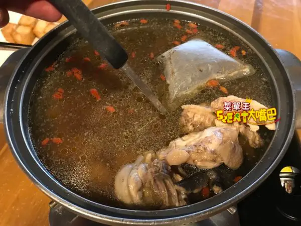 黑公雞風味餐廳菜單價位大公開》彰化花壇美食必吃小吃餐廳～推薦白斬雞、蜂蛹蛋、何首烏雞湯。