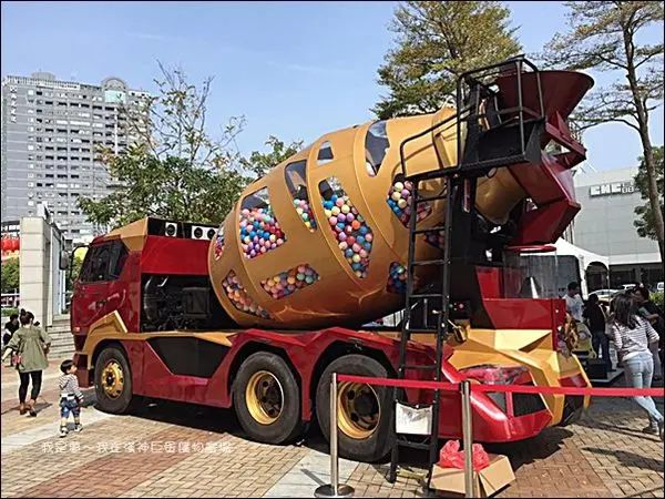 『高雄。預拌混泥土車扭蛋機／日本屋台祭』～超級吸晴大型扭蛋機／漢神巨蛋購物廣場