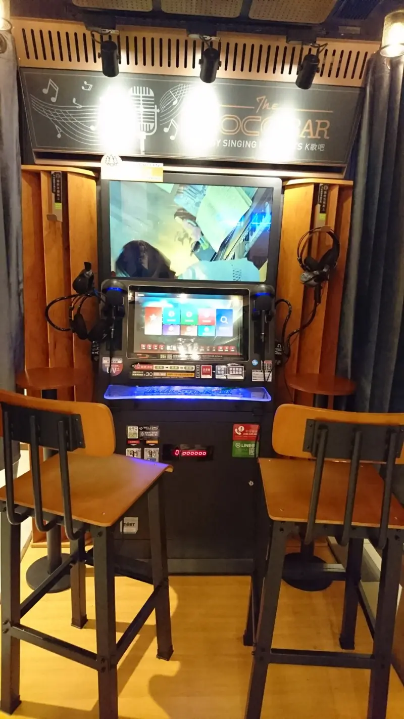 高雄漢神巨蛋~COCOBAR 電話亭KTV~跟著潮流唱歌趣~我要當歌手~獨立空間銅板價格~超夯新鮮事~              