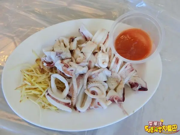 【阿利海產菜單價位大公開】後壁湖海港的海鮮扛霸子～屏東必吃美食小吃餐廳推薦！招牌菜三杯軟絲、九層塔香菇螺、洋蔥爆LP貝、椒鹽魚片。