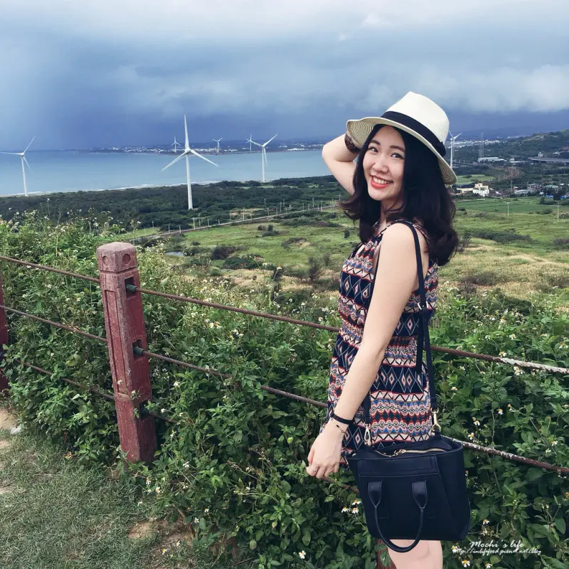苗栗景點一日遊▌美的像國外!海天一線 風車芒草一網打盡「後龍好望角」，之後再去下面的「苗栗海角樂園」踩水(苗栗一日遊、苗栗海邊)
