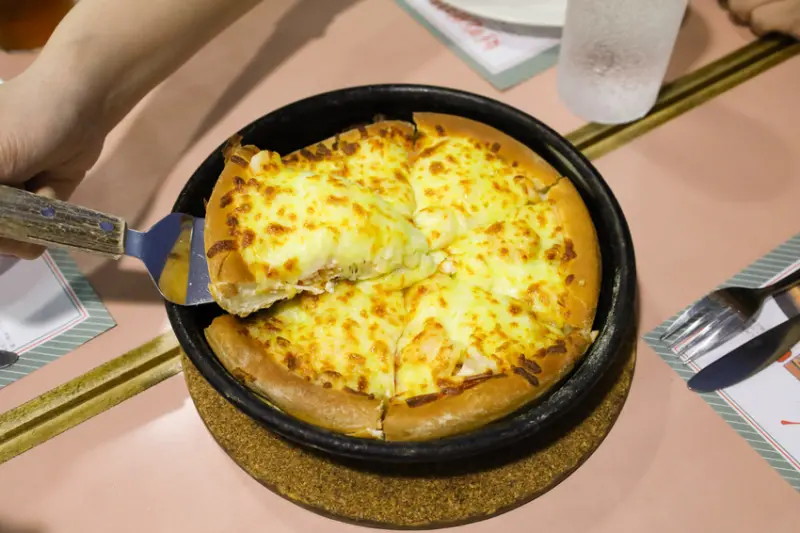 【台北美食・蘇阿姨比薩屋】人氣必吃！鬆厚濃郁起司比薩Ｘ薄皮多汁炸雞餐／近國父紀念館站