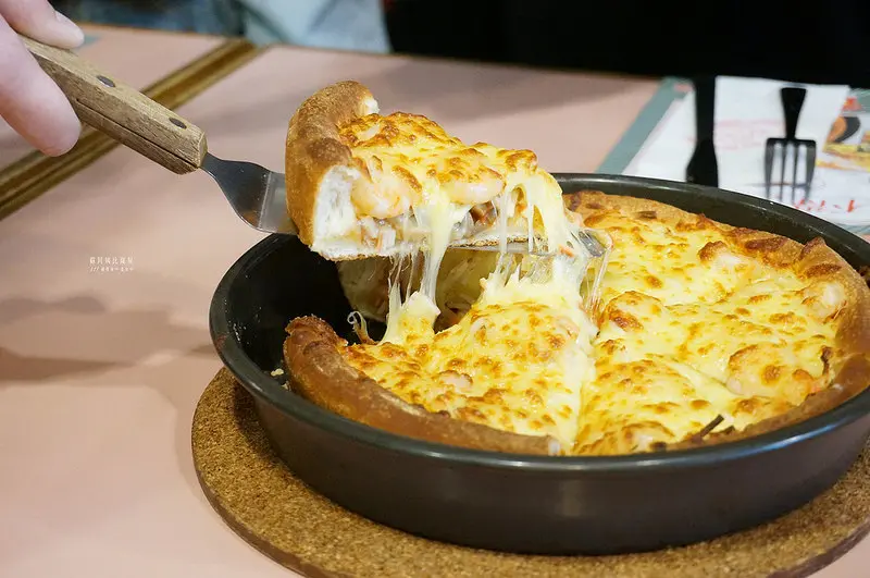 【國父紀念館】★蘇阿姨比薩屋★有著滿滿牽絲起司的人氣披薩，厚皮份量超有飽足感｜東區美食 義式料理 人氣美食 硬骨魚覓食中