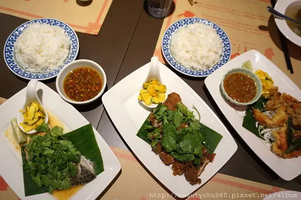 台北中山區【長鼻子泰國餐廳】改裝後走時尚城市風‧套餐依舊方便又美味‧新MENU的飲料很棒!!