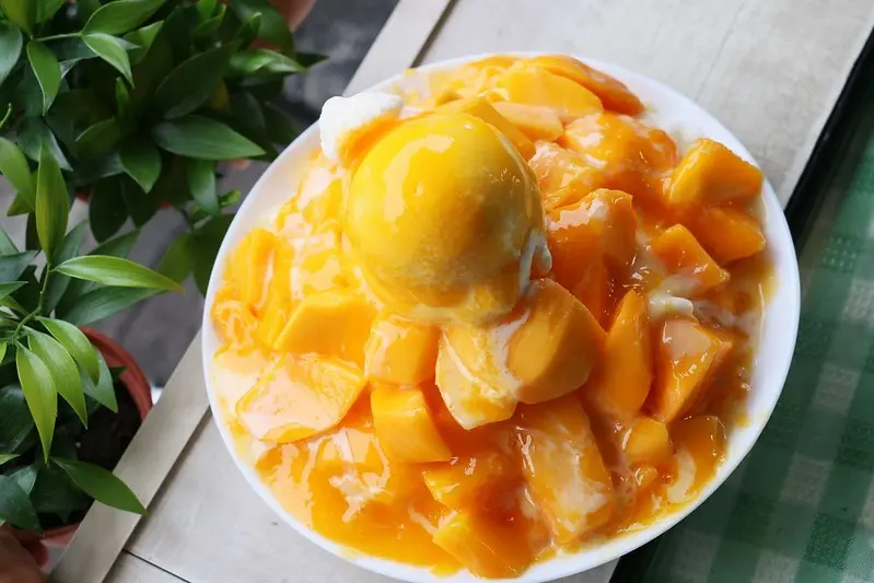 東港冰品『冰の家』東隆宮旁的人氣芒果冰，夏季限定，草莓冰、水果冰、番茄盤、豆花、果汁。菜單價位