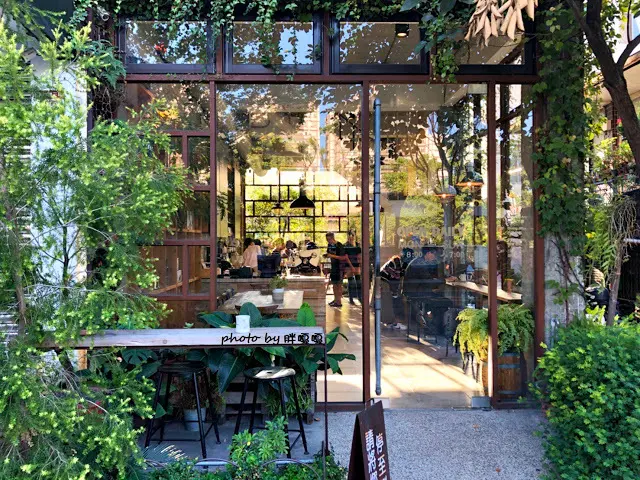 【彰化 員林】右舍咖啡vicinocafe🍋🌿🍃 充滿綠意的唯美咖啡廳，室內空間規劃極佳，內有不定期展覽，咖啡好喝，拉花細緻，檸檬塔榮登心中第一名！！推薦必點，那滋味令人忘不了💖