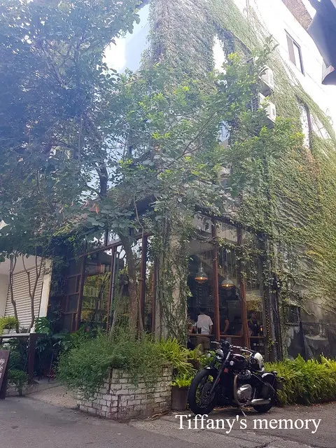 【彰化員林】員林火車站附近，被藤蔓層層包圍，有如叢林般充滿生機、綠意盎然的老宅改建咖啡廳-右舍咖啡