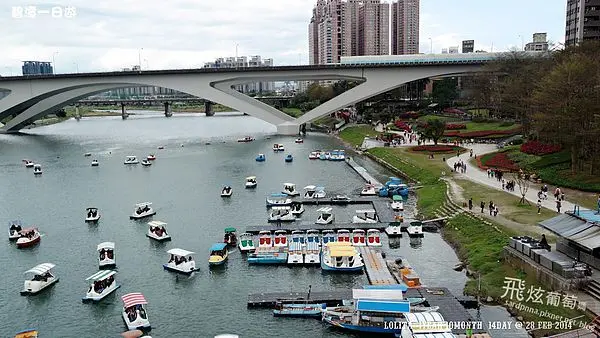 捷運新店站X碧潭風景區||踩船一日遊 碧潭小吃隨便買{ 交通介紹 天鵝船費用}