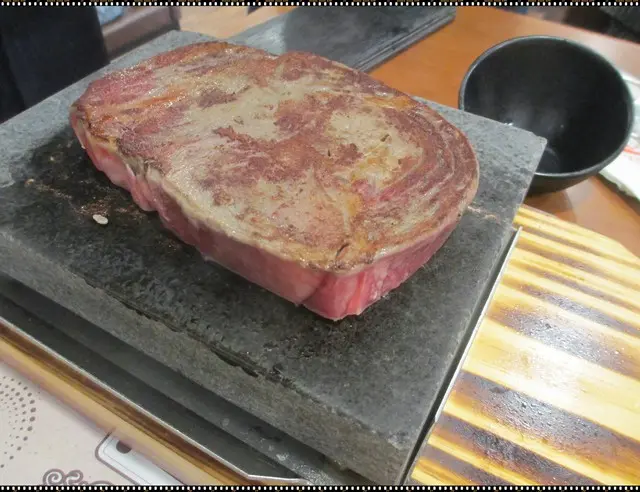 【饗厚牛排Joyfui Steak House】龜山店~岩燒上肩牛排12oz&嚴選沙郎心9oz 道地厚切牛排鮮嫩又多汁