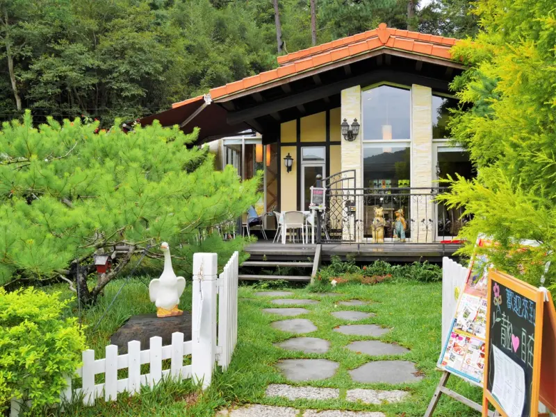 【苗栗三義 | 景觀餐廳】擁有透明玻璃座位的可愛森林小屋餐廳♣青松自在