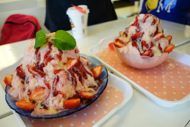 (苗栗大湖)花間集,來大湖必吃草莓牛奶雪花冰~又酸又甜的草莓果醬流洩而下