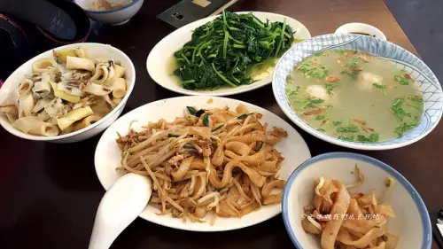 福樂麵店。油悶桂竹筍。炒粄條。口味道地