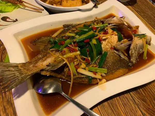 苗栗縣竹南 [布洛瓦烘焙餐坊 Blois & 酒酷 Jo Ku] 提供多種不同選擇的餐廳~ 快炒 簡餐 排餐 , 還有烘焙坊有賣麵包喔~ 2020食記分享