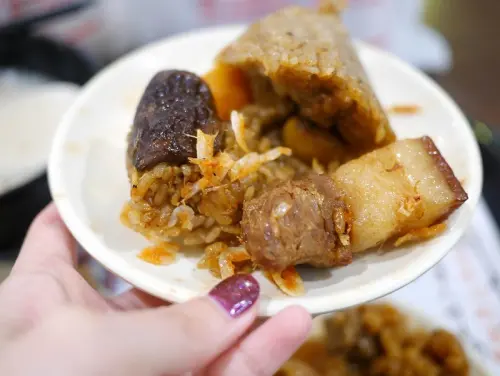 【新北美食】劉家肉粽(石門富基店)，北海岸一日遊必吃的在地美食小吃。(北部粽、南部粽、小肉粽、蛋黃粽、牛肉粽、紅豆粽)