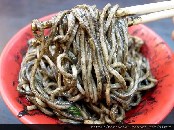 花花，甲飽沒【台北食記】小林麵食館 香濃黑芝麻麵 東區24小時營業餐廳 忠孝復興忠孝敦化大安路小吃推薦