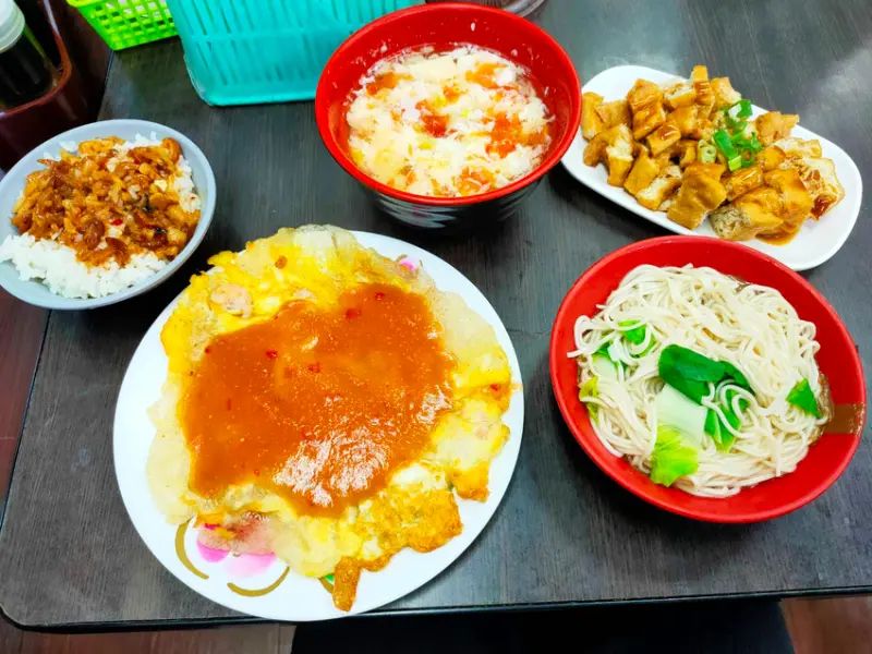 東區美食。小林麵食館  24小時營業平價小吃芝麻麵/蚵仔煎/牛肉麵