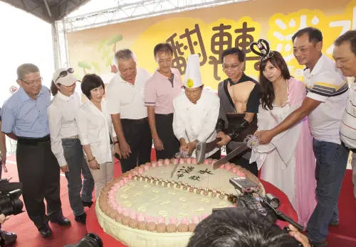 緣道觀音廟與淡水居民同樂 「翻轉淡水樂活團圓」吃月餅 闖關 摸彩氣氛超嗨