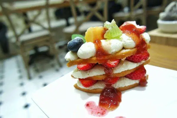 Monteur夢甜屋Café中山門市,日本東京知名甜點品牌台灣概念店,招牌年輪蛋糕鬆軟細緻與草莓的甜蜜完美融合|中山站|草莓可可季▲女子的休假計劃▼