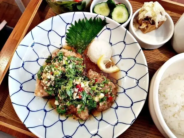 台北市松山區[櫻桃小鎮]異國風情料理 泰國風味料理 南洋風味料理 燒烤風味料理簡餐/套餐~ 餐點好吃生意又好~ 小菜也都很優!