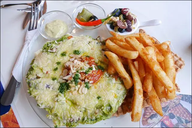 《捷運板南線/忠孝敦化站美食/小姑食記》TOASTERIA Cafe~早午餐美味起司料理，晚上宵夜場化身異國酒吧風，現在有上傳打卡送130元炸薯條活動！