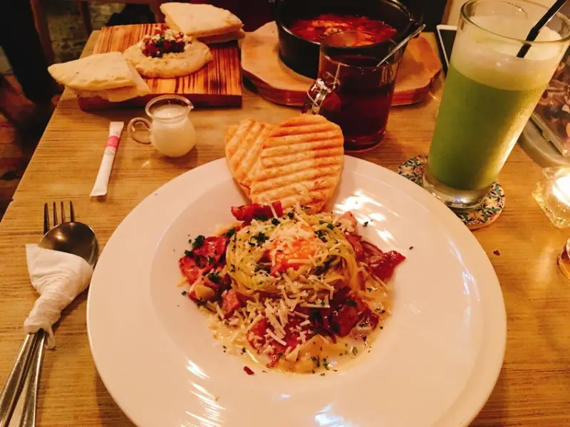 《台北❤️大安》TOASTERiA Cafe 敦南店，超有氣氛的地中海咖啡廳，情侶約會、朋友小酌都適合