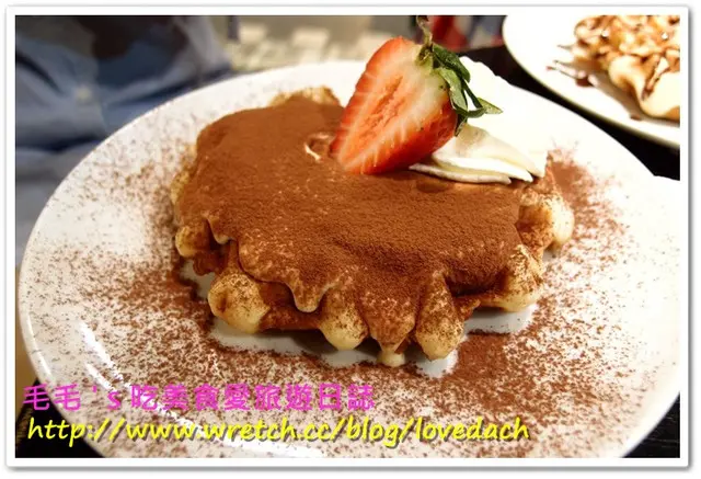 食記。【MR.PAPA WAFFLE&CAFE 比利時鬆餅專賣店】三訪，提拉米蘇口味獨家報導!!!香濃芒果霜淇淋也不容錯過