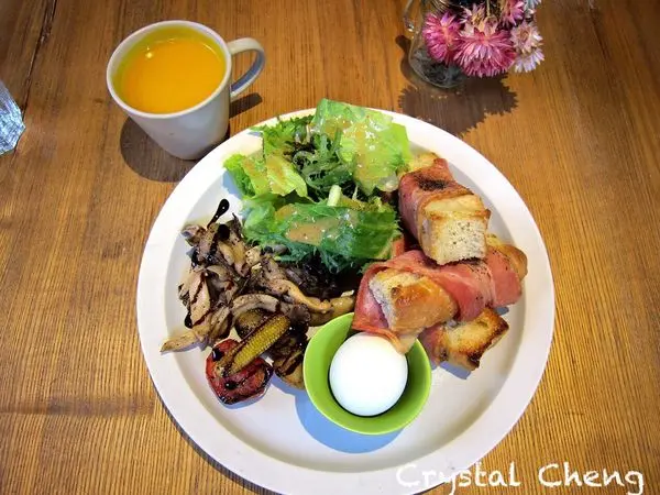 【台北美食推薦】多麼 Cafe + 好放鬆又好放空的小餐館 同事推薦的早午餐！！(六張犁站)