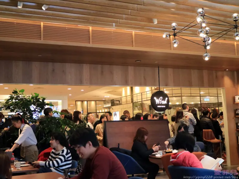 被選為世界最美20間書店→日本蔦屋書店與WIRED TOKYO攜手進駐信義區→可邊看書邊享用餐點，吃貨必逛！菜單全收錄