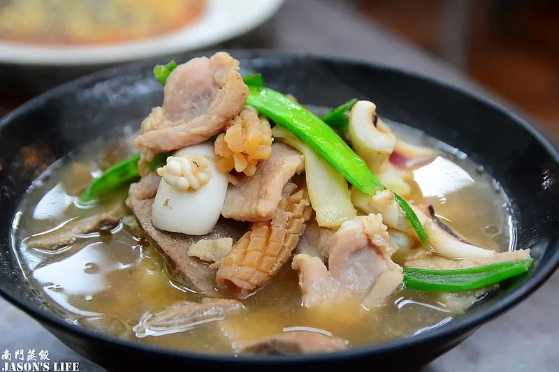 【台中│美食】令人銷魂的土鍋拌飯，海陸食材滿到尖出來的什錦麵，CP值好高啊。南門蒸餃