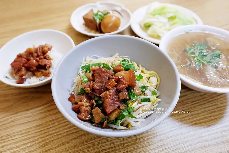 【台中龍井】向宏魯肉飯-用餐時間整間坐滿滿.平價銅板美食.東海回憶經典味道.東海商圈排隊美食小吃推薦 - 藍色起士的美食主義