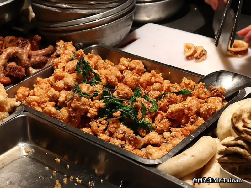 台南香酥雞／入夜才營業飄香30多年／選用新鮮溫體雞肉／堅持不用回鍋油／夜市限定剛擺攤就被人潮包圍／在地人從小吃到大