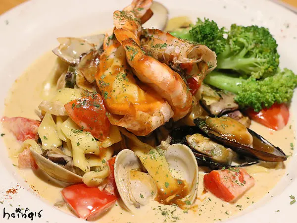 【食記】台北*永康東門。肯恩廚房Focus Kitchen*海鮮義大利麵×四顆蛋的蛋捲 美式餐廳 早午餐 墨西哥料理 歐姆蛋 燉飯 披薩 漢堡 永康街餐廳 包廂聚餐 下午茶