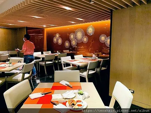 [台北大安吃到飽]遠東Café自助餐廳下午茶/全新改裝果然時髦又亮麗，可惜菜色口味退步，動線有問題/買一送一很容易，CP值不太高/