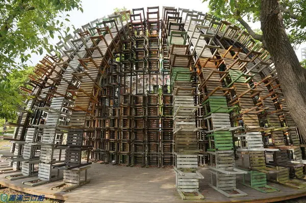 【遊記】駁二藝術特區_椅子樂譜@舊桌椅的再利用 回憶童年與大地共舞的美妙滋味