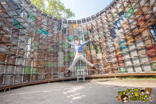 高雄駁二景點。上千張椅子疊成的裝置藝術！椅子樂譜 