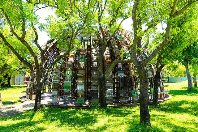 [ 高雄⊙鹽埕]椅子樂譜。駁二特區微熱山丘旁的大義公園。