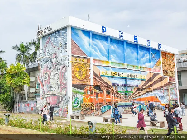 高雄駁二特區<駁二車站2.0>全新面貌,超夯的打卡景點,快來作畫裡的男女主角吧!