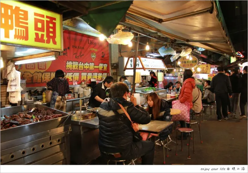 [台中] 豐原廟東夜市晚上好熱鬧！十點來吃宵夜，超愛『永芳亭』的肉粽、四神豬腳。冬天一碗熱呼呼！