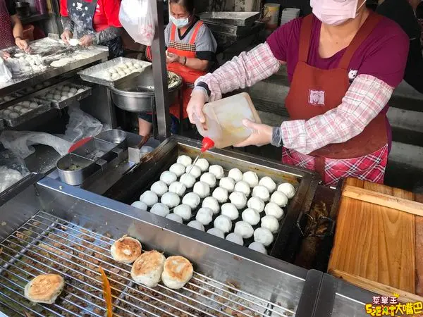 台中大甲美食水煎包》一品香水煎包菜單價位大公開！香客們必朝聖的葫瓜水煎包~台中大甲鎮瀾宮必吃美食小吃餐廳推薦。