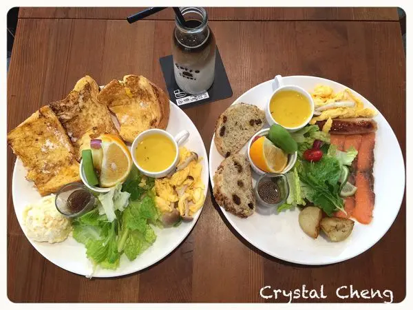 【台中好食推薦】呼嚕咖啡 Forro Cafe 老屋改造悠閒早午餐舒適空間 貓咪神出鬼沒好有趣呀！