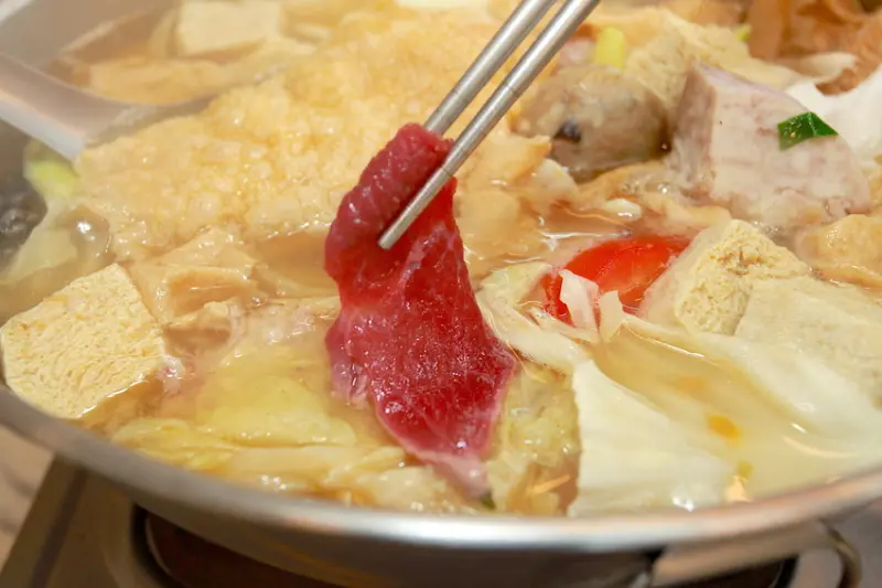 吃。高雄|鹽埕區。超過60年的老店，韓國瑜、陳其邁及五月天の愛店，超多媒體採訪過「廣東汕頭勝味火鍋店」。