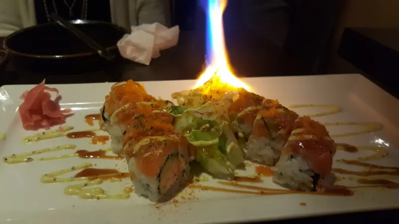 青菜呷呷。食尚小咪 ♥ 【台北大安區。花酒藏Aplus創意日式居酒屋】鰭邊肉握鮭魚火焰卷招牌超好吃推薦台北東區好吃日式料理餐廳