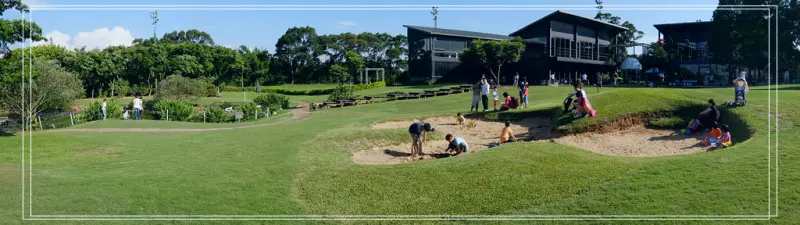 ＜桃園餐廳＞綠風草原餐廳。奔跑綠草地，餵魚、玩沙一次滿足。