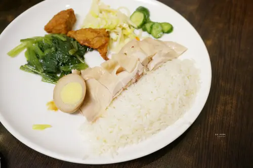 【南京復興】★慶城海南雞飯★總是大排長龍，皮薄肉質軟嫩、還有雞湯熬煮的香噴噴米飯呢｜排隊美食 硬骨魚覓食中