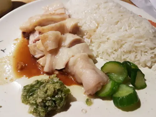 台北美食》慶城海南雞飯。便當。嫩到翻天的雞腿肉呀。南京復興站