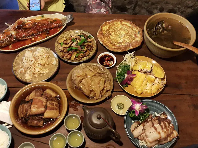 [食記]龍潭客家菜推薦-老頭擺，口味道地，三合院好有fu